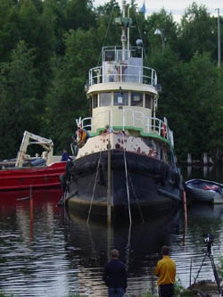 M/s Alpoa valmistellaan Toppilan salmessa